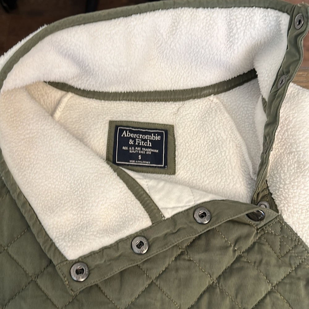 Abercrombie Quilted Assymetrical Button Up Pull Over Fleece - Picture 2 of 3